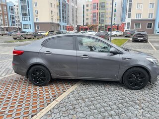 2015 Kia Rio III Рестайлинг, серый, 799999 рублей, вид 2