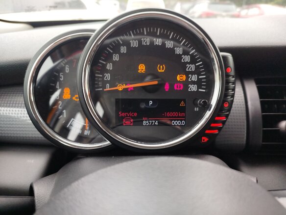 2015 Mini Hatch Cooper III (F55/F56), жёлтый, 2000000 рублей - вид 2