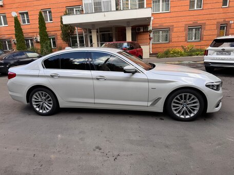 2018 BMW 5 серии 520d xDrive VII (G30/G31/G38), белый, 2650000 рублей, вид 4