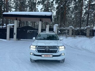 2012 Toyota Land Cruiser 200 Series Рестайлинг 1, белый, 4990000 рублей, вид 3