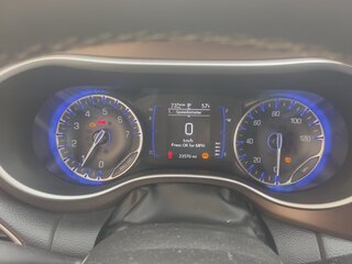 2020 Chrysler Voyager VI, серебристый, 2600000 рублей, вид 4