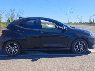 2021 Toyota Yaris IV, чёрный, 1000050 рублей, вид 5