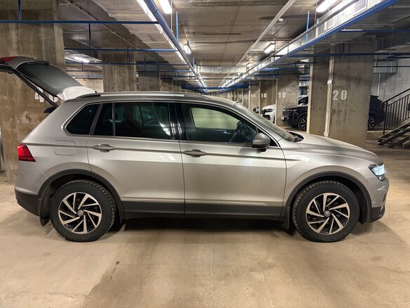2018 Volkswagen Tiguan II, серебристый, 2500000 рублей - вид 1