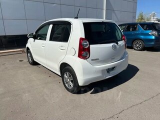 2010 Toyota Passo II (C30), белый, 555000 рублей, вид 2