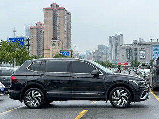 2023 Volkswagen Tiguan II Рестайлинг, чёрный, 2440000 рублей, вид 4