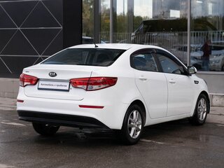 2015 Kia Rio 6-speed III, белый, 790000 рублей, вид 5