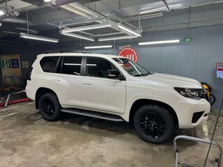 2022 Toyota Land Cruiser Prado 150 Series Рестайлинг 3, белый, 7900000 рублей, вид 4