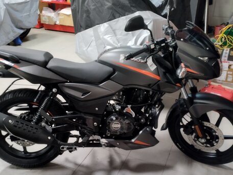 2024 Bajaj Pulsar 180, чёрный, 180000 рублей, вид 3