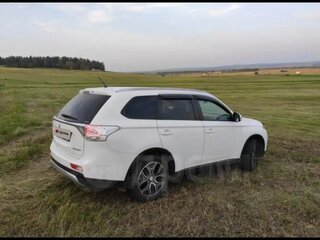 2014 Mitsubishi Outlander III Рестайлинг, белый, 1900000 рублей, вид 3