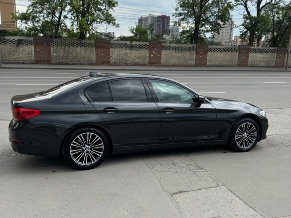 2020 BMW 5 серии 530i xDrive VII (G30/G31/G38), чёрный, 4700000 рублей - вид 4