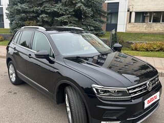 2017 Volkswagen Tiguan II, чёрный, 2250000 рублей, вид 3