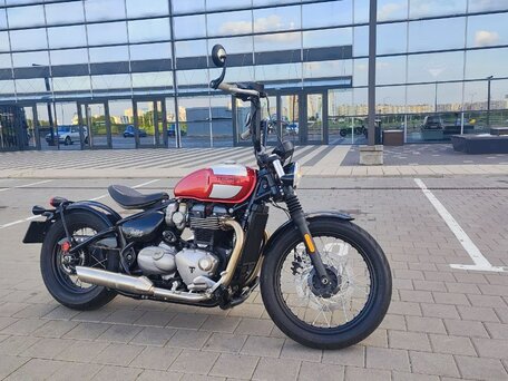2018 Triumph Bonneville Bobber, красный, 1013140 рублей, вид 1