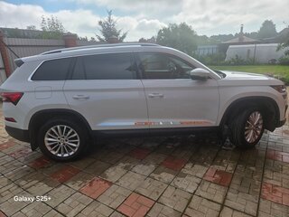 2025 Skoda Kodiaq I Рестайлинг, белый, 5000000 рублей, вид 2