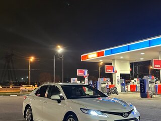 2021 Toyota Camry VIII (XV70) Рестайлинг, белый, 2050000 рублей, вид 2