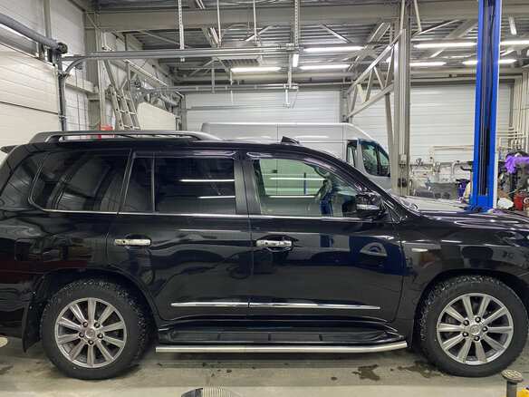 2010 Lexus LX 570 III, чёрный, 3900000 рублей - вид 3