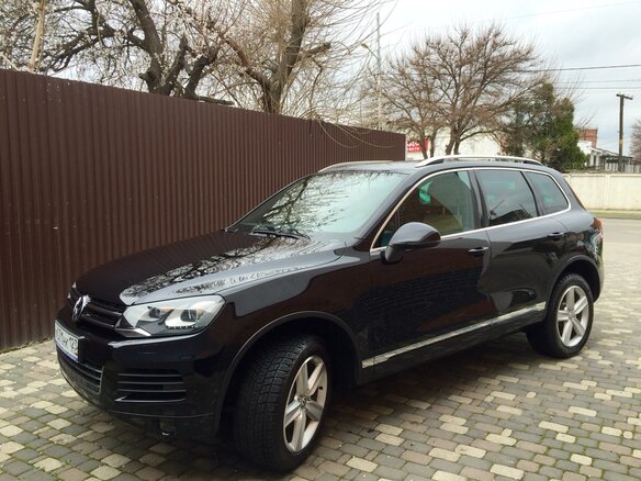 2013 Volkswagen Touareg II, чёрный - вид 2