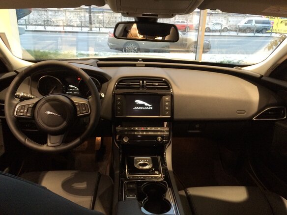 2015 Jaguar XE EcoBoost I, белый - вид 3