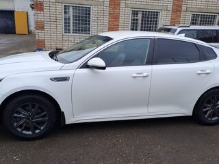 2019 Kia Optima IV Рестайлинг, белый, 1320000 рублей, вид 4