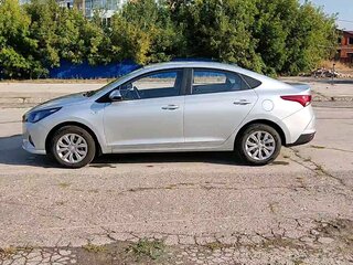 2021 Hyundai Solaris II Рестайлинг, серебристый, 1800000 рублей, вид 4