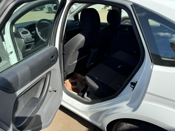 2011 Ford Focus II Рестайлинг, белый, 1000000 рублей - вид 12