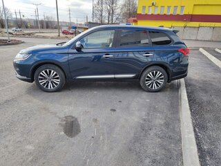 2020 Mitsubishi Outlander III Рестайлинг 3, синий, 2550000 рублей, вид 4