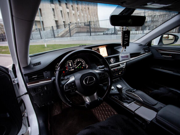2016 Lexus ES 250 VI Рестайлинг, белый, 3100000 рублей - вид 9