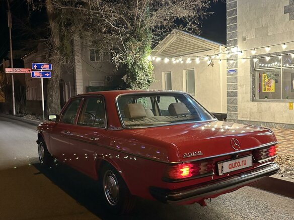 1981 Mercedes-Benz W123 200 4-speed, красный - вид 4