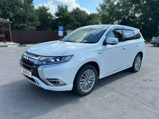 2018 Mitsubishi Outlander PHEV III Рестайлинг 3, белый, 2800000 рублей, вид 1