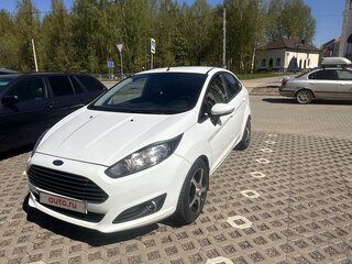 2015 Ford Fiesta Mk6 Рестайлинг, белый, 920000 рублей, вид 1