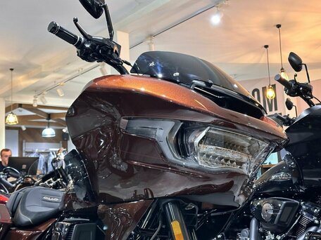 2024 Harley-Davidson CVO Road Glide, пурпурный, 6350000 рублей, вид 4