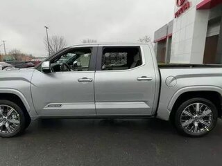 2024 Toyota Tundra CrewMax III, серебристый, 11189667 рублей, вид 2