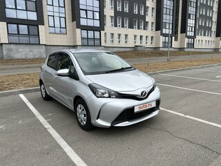 2016 Toyota Vitz III (XP130) Рестайлинг, серебристый, 890000 рублей, вид 3