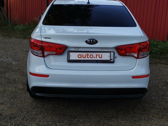 2015 Kia Rio III Рестайлинг, белый - вид 3