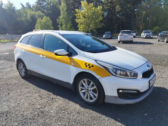 2017 Kia Ceed II Рестайлинг, белый, 680000 рублей