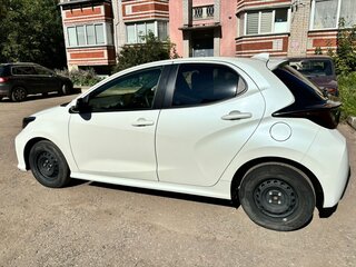 2020 Toyota Yaris IV, белый, 1315000 рублей, вид 4