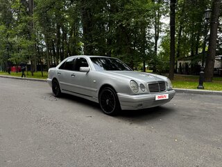 1998 Mercedes-Benz E-Класс 240 II (W210, S210), серебристый, 600000 рублей, вид 3