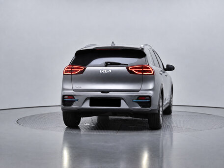 2021 Kia Niro I Рестайлинг, серебристый, 2140000 рублей, вид 4