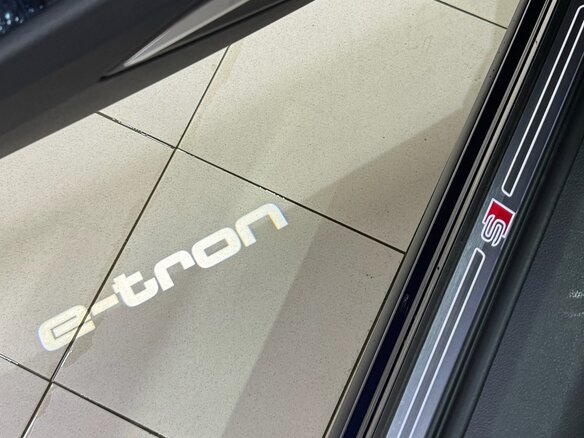 2022 Audi e-tron S, синий, 4146120 рублей - вид 13