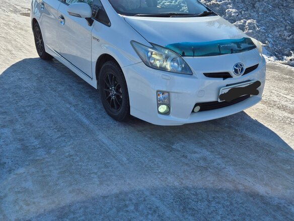 2011 Toyota Prius III Рестайлинг (XW30), белый, 1300000 рублей - вид 1