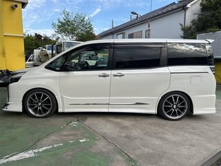 2021 Toyota Voxy III (R80) Рестайлинг, белый, 1706000 рублей, вид 3