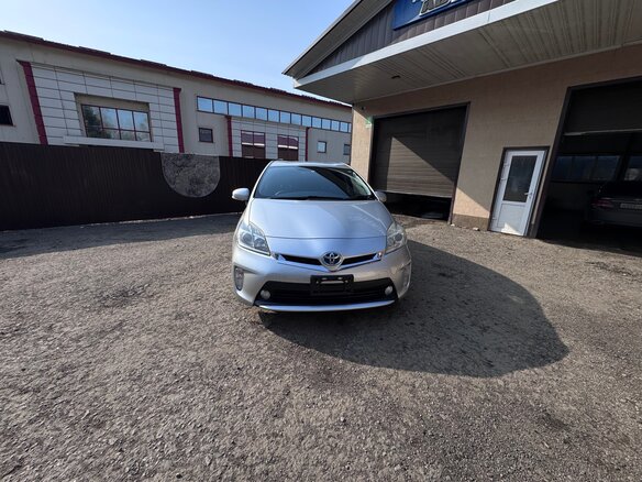 2011 Toyota Prius III Рестайлинг (XW30), серебристый, 1370000 рублей - вид 1