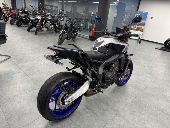2024 Yamaha MT-09 (FZ-09), серый, 1421400 рублей - вид 7