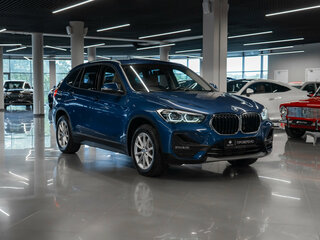 2020 BMW X1 20i xDrive II (F48) Рестайлинг, синий, 3580000 рублей, вид 2