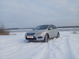 2011 Ford Focus II Рестайлинг, серебристый, 780000 рублей, вид 1
