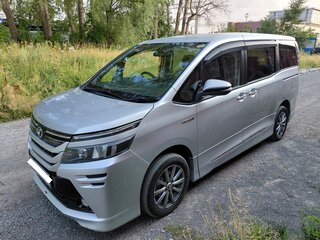 2014 Toyota Voxy III (R80), серебристый, 1680000 рублей, вид 1