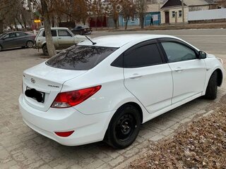 2013 Hyundai Solaris I, белый, 750000 рублей, вид 3