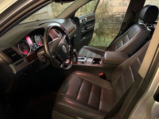 2008 Volkswagen Touareg I Рестайлинг, серебристый, 899999 рублей, вид 1
