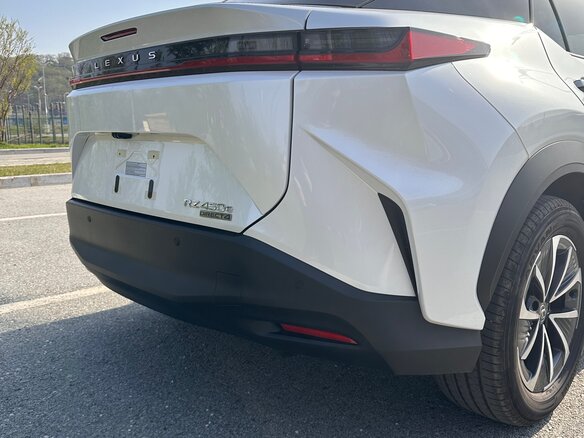 2023 Lexus RZ 450e, белый, 6000000 рублей - вид 12