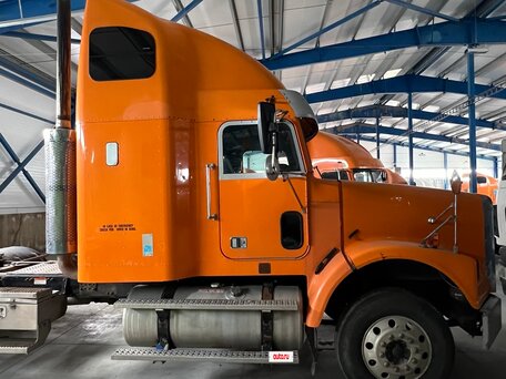2004 Freightliner FLD, оранжевый, 1099999 рублей, вид 3