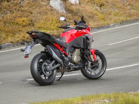 2026 Ducati Multistrada V4, красный, 3090000 рублей, вид 4